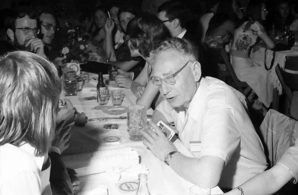 Bernard Katz - 25. Jubiläumstagung 1975 Medizin; Lindau Studentenabend: Studenten mir Sir Bernard Katz
