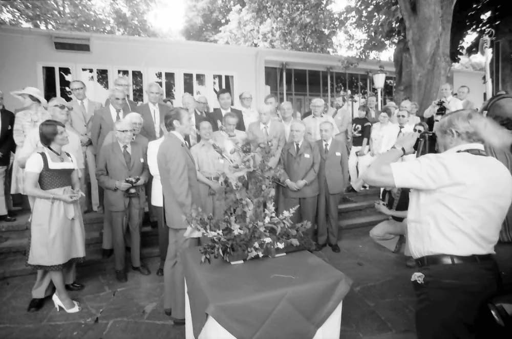 Polykarp Kusch - 1979 Nobelpreisträgertagung Physik; Maikäferrede: am Mikrofon Ivar Giaever, 1. Reihe: Gräfin Sonja Bernadotte, Graf Lennart Bernadotte, Emilio Segrè, W. Fucks, Leo Esaki, Julian Schwi