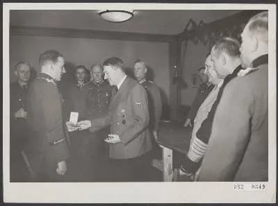 Hans-Ulrich Rudel - Adolf Hitler reikt aan kolonel Hans-Ulrich Rudel, commodore van het \"Immelman\" eskader de hoogste Duitse onderscheiding uit (het door Hiler zelf ingestelde IJzeren ridderkruik me