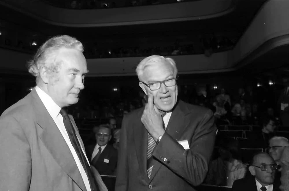 Paul Flory - 27. Tagung 1977 Chemiker; Sitzreihen im Theater: Sir Derek H. R. Barton, Paul Flory