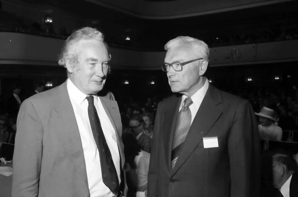Paul Flory - 27. Tagung 1977 Chemiker; Sitzreihen im Theater: Sir Derek H. R. Barton, Paul Flory