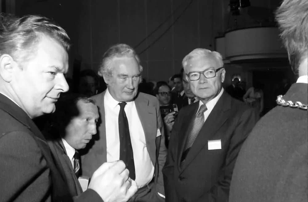 Paul Flory - 27. Tagung 1977 Chemiker; Sitzreihen im Theater: A. Jaumann, ?, Sir Derek H. R. Barton, Paul Flory