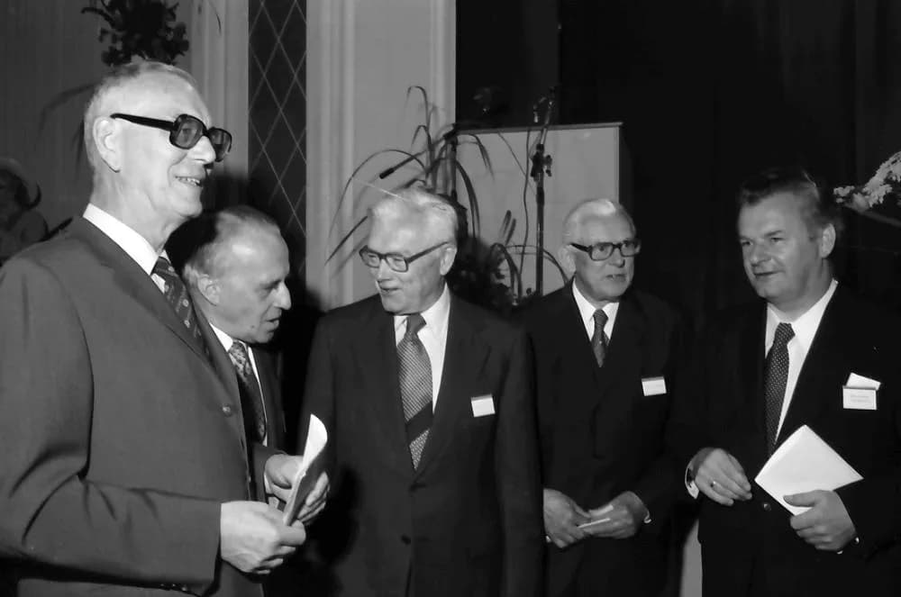 Paul Flory - 27. Tagung 1977 Chemiker; Sitzreihen im Theater: Graf Lennart Bernadotte, Ernst O. Fischer, Paul Flory, Adolf Butenandt, A. Jaumann