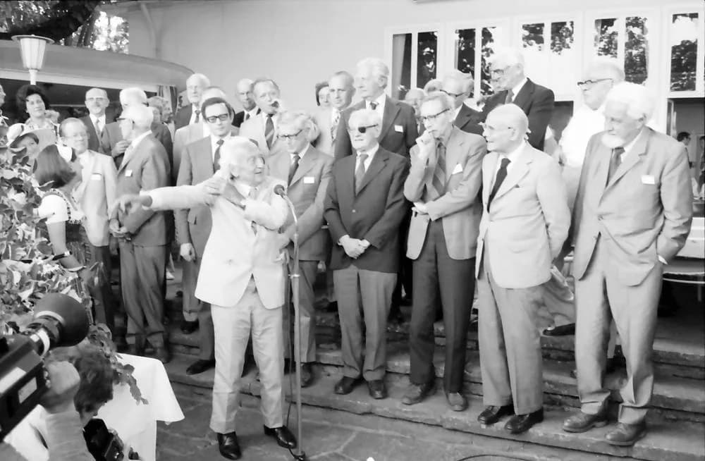 Gerald Edelman - 25. Jubiläumstagung 1975 Medizin; Maikäferrede: Vorn: Gräfin Sonja Bernadotte, Albert Szent-Györgyi von Nagyrapolt, 1. Reihe: Thomas H. Weller, Sir John C. Eccles, Gerald Edelman, Sir