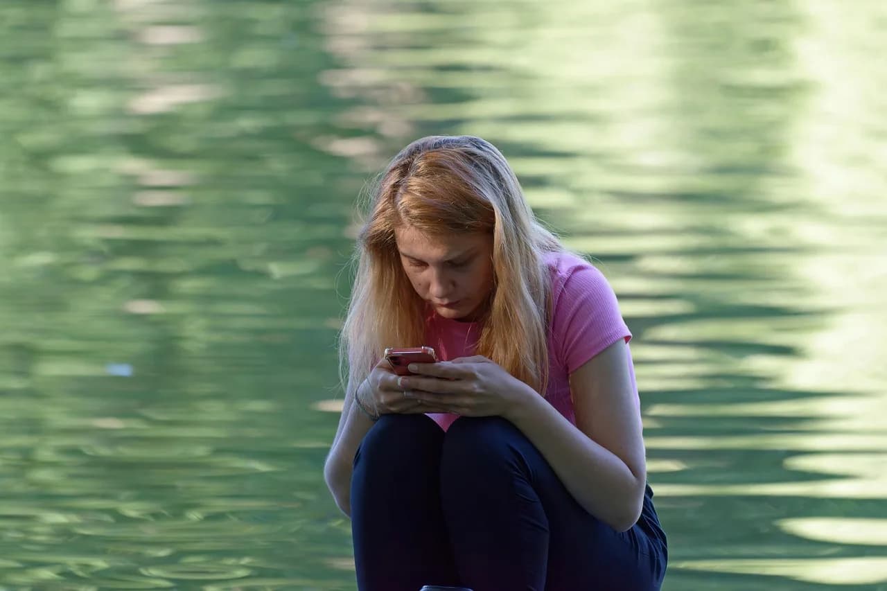 Walter Kohn — girlie, smartphone, sitting, nature, lakeshore, naturally, relaxing, walter, lake