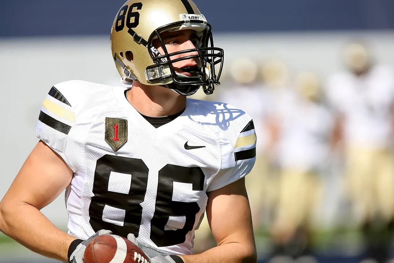 Hifuyo Uchida — football, american football, sport, ball, game, play, football american, pigskin, team, competition, american football player, athlete, american football field, football player, player, football game, helmet, college, action, end, receiver, football helmet