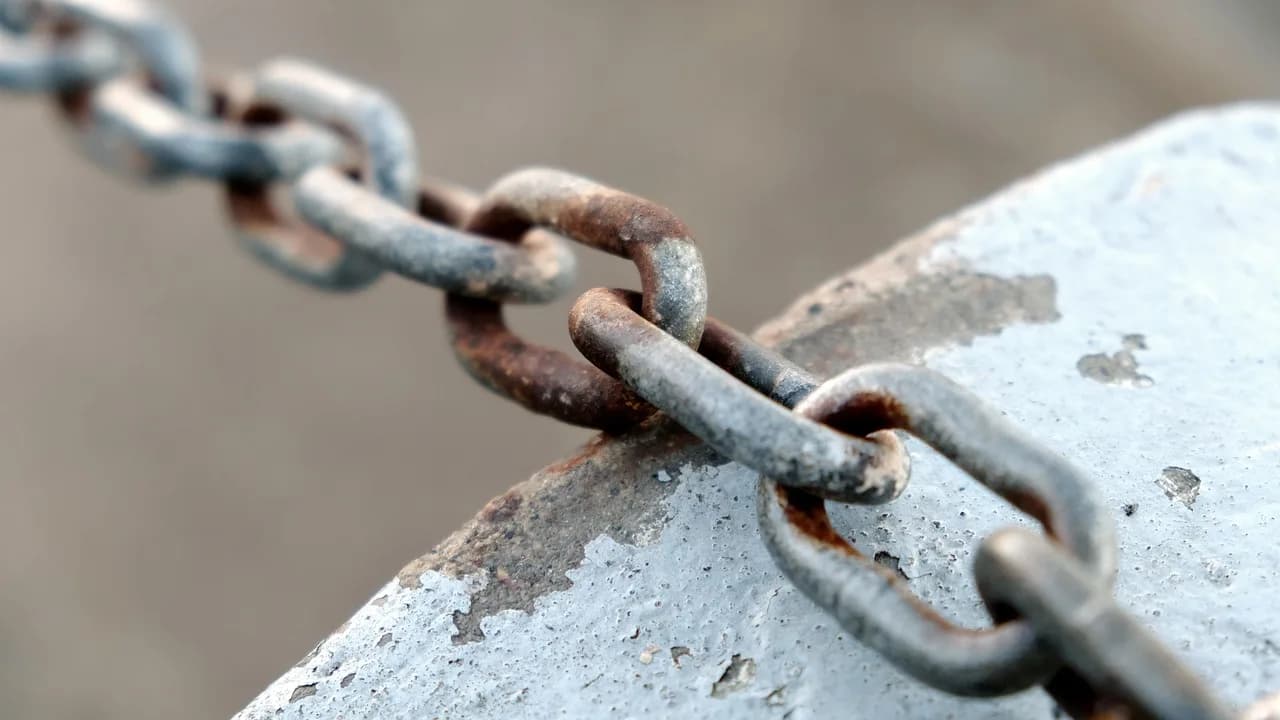 Aileen Wuornos — chain, metal, iron, rusty, serial