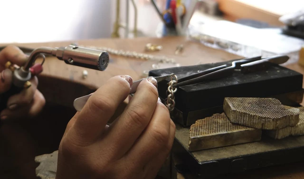 Jerry Goldsmith — jewellery, soldering, chain, goldsmith, handwork, precision, sensitivity, dexterity, finger, hand, flame, chain links, goldsmith, goldsmith, goldsmith, goldsmith, goldsmith