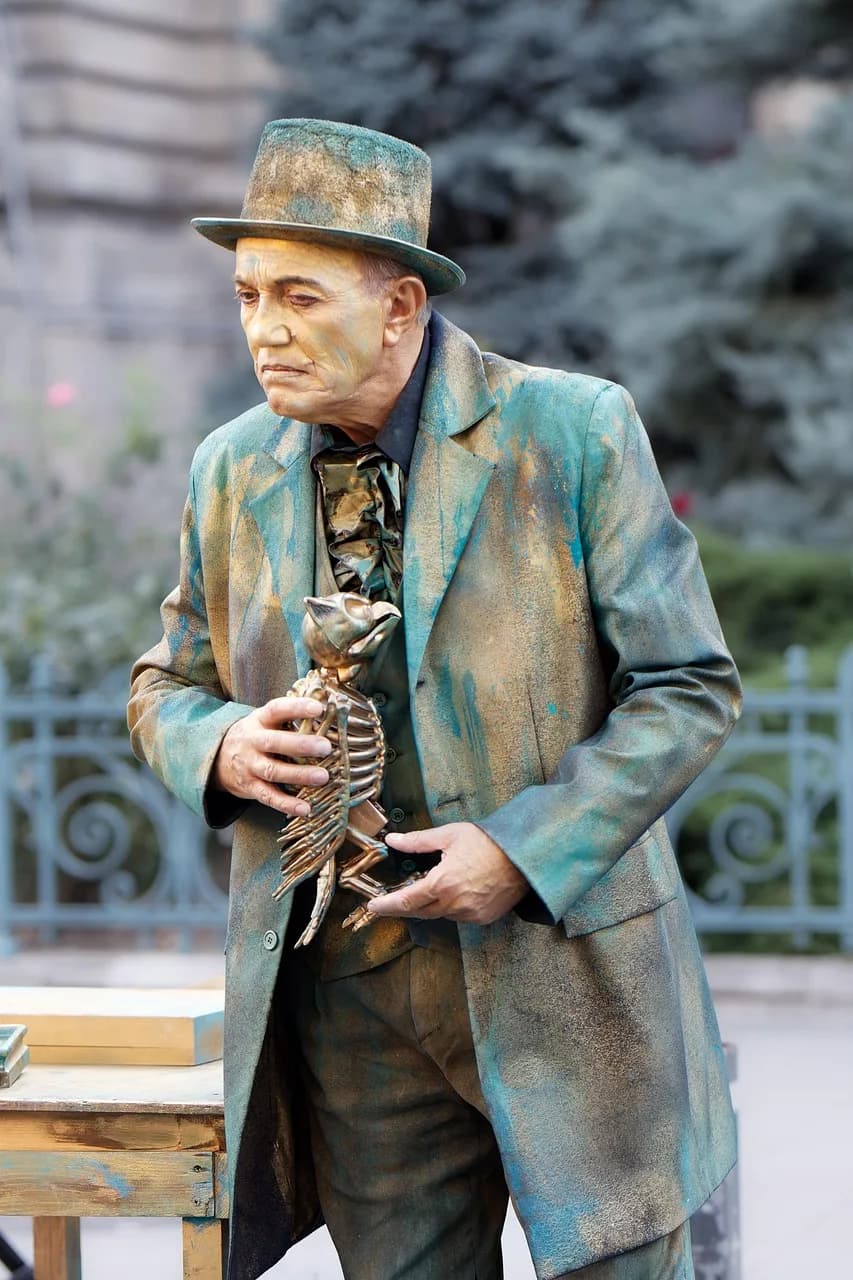 Pete Postlethwaite — man, actor, hat, costume, vintage, flesh, posing, character, public place, urban