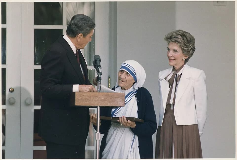 Mother Teresa - Photograph of The Reagans presenting Mother Teresa with the Medal of Freedom at a White House Ceremony - NARA - 198564.jpg