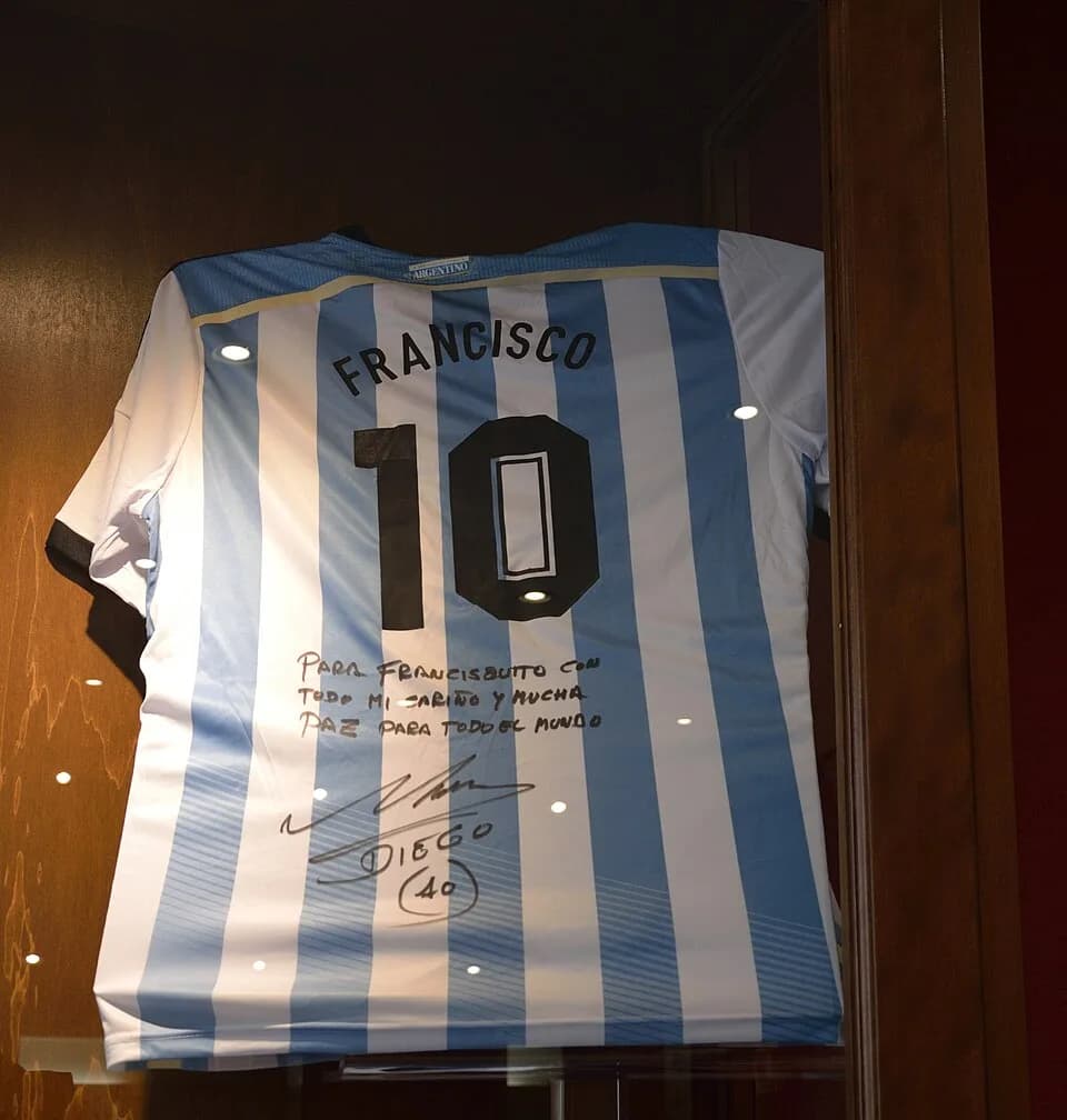 Pope Francis - Maradonas's jersey donated to Pope Francis