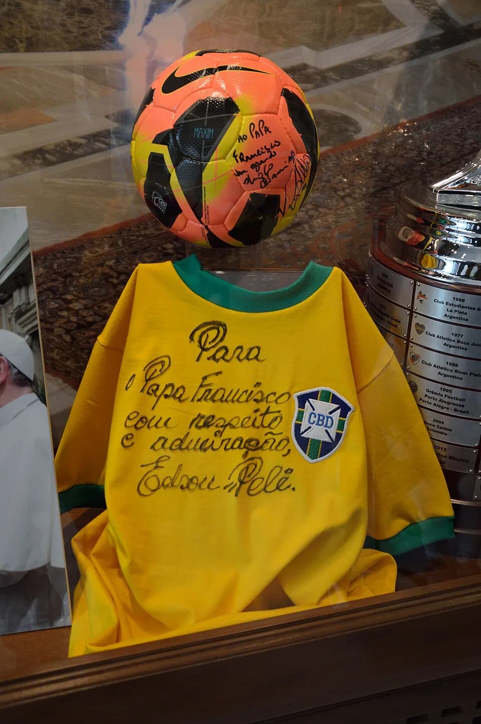 Pope Francis - Pelé's jersey donated to Pope Francis
