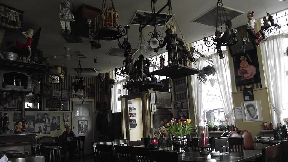 Charlie Chaplin - Brasserie Intermezzo van het hotel De Blauwe Vogel in Bergen op Zoom. Heeft een Charlie Chaplin thema.