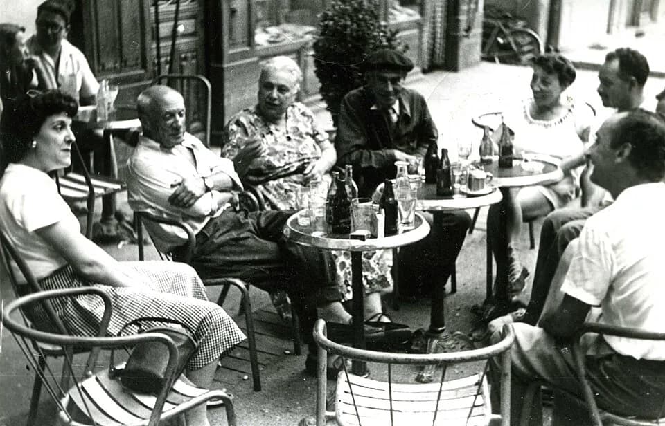 Pablo Picasso - Les peintres Picasso (à gauche), Pierre Brune (au centre), et Eudaldo (deuxième plan à droite) à Céret dans les années 1950