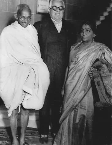 Mahatma Gandhi - Gandhi with Aga Khan and Sarojini Naidu.