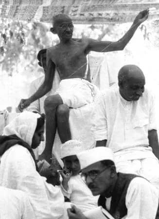 Mahatma Gandhi - Foto: Elisabeth Meyer
Her er Gandhi selv omgitt av sine tilhengere.

(NMFF.001476-1)
