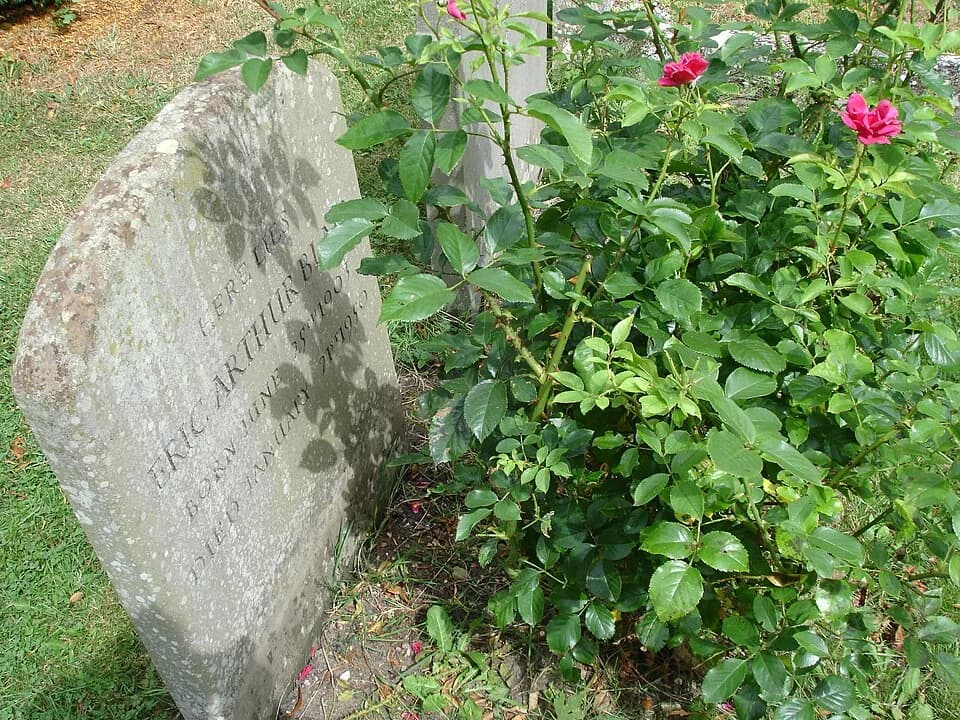George Orwell - Headstone of Eric Arthur Blair (George Orwell), in All Saints' parish churchyard, Sutton Courtenay, Oxfordshire (formerly Berkshire)