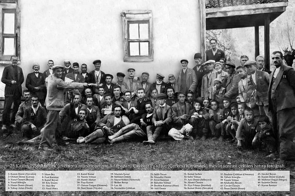 Mustafa Kemal Atatürk - 25 Kasım 1938'de Atatürk'ün ölümü münasebetiyle Çaybaşı Fuadiye köyündeki mevlit sonrası çekilen hatıra fotoğrafı.