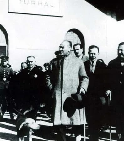 Mustafa Kemal Atatürk - Mustafa Kemal at Turhal station, 1930