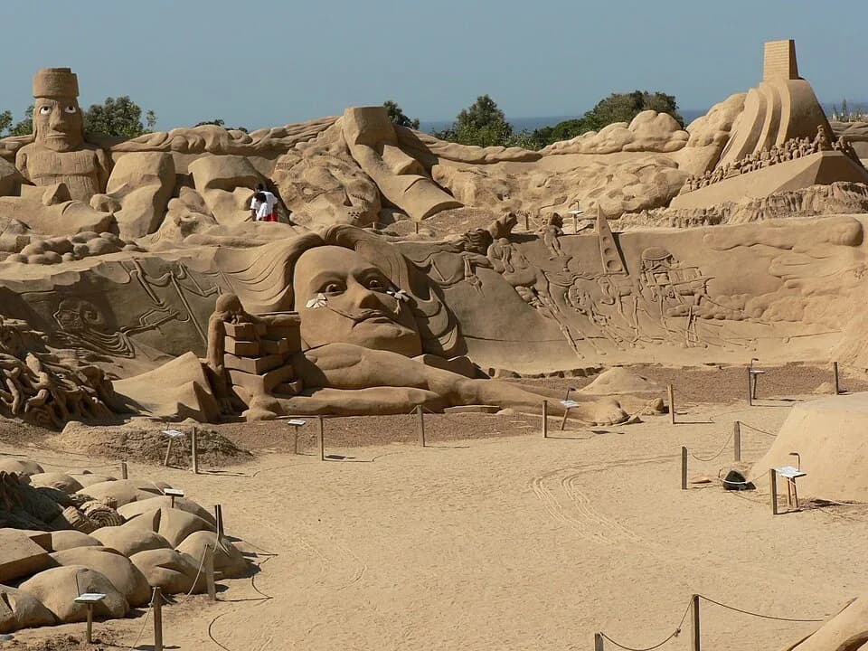 Salvador Dalí - Escultura em areia Salvador Dali and Eastern Island Statues sand sculpture in Pera, Algarve - FIESA 2007
