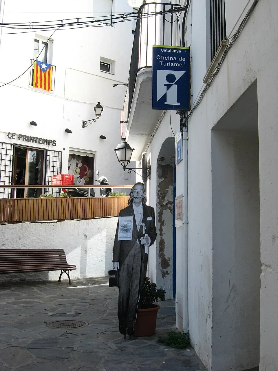 Salvador Dalí - Cadaqués - Salvador Dali im Ortsbild
Datum: 13.09.2010
Urheber: Michael Pfeiffer alias Benutzer:Gordito1869
Quelle: privates Fotoarchiv des Urhebers
