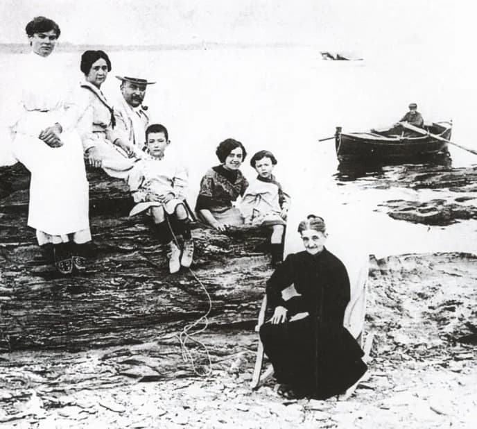 Salvador Dalí - Dalí family (1910). From the upper left: aunt Maria Teresa, mother, father, Salvador Dalí, aunt Caterina (later became second wife of father), sister Anna Maria and grandmother Anna