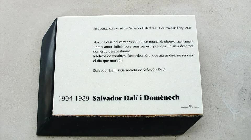 Salvador Dalí - Casa natal de Salvador Dalí al carrer Monturiol de Figueres (placa)