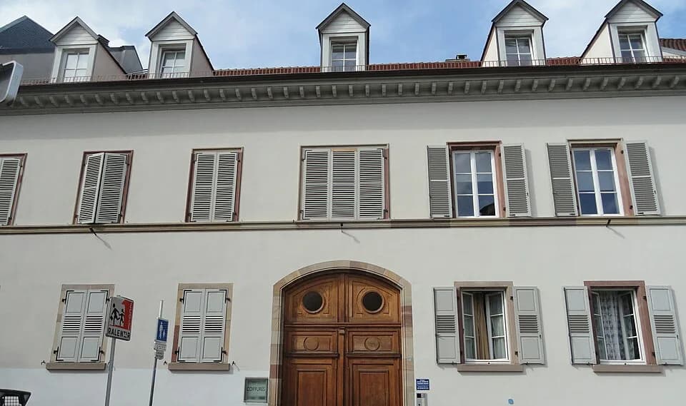 Louis Pasteur - 7 place Saint-Thomas à Strasbourg où habita Paul Lobstein de 1908 jusqu'à sa mort. C'est ce même immeuble que Louis Pasteur occupa lors de son séjour à Strasbourg entre 1849 et 1854.