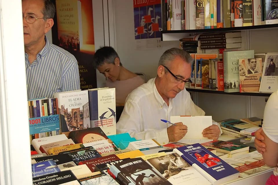 Gabriel García Márquez - El escritor Juan José Millás firmando en la Feria del libro de Madrid, junio 2007.