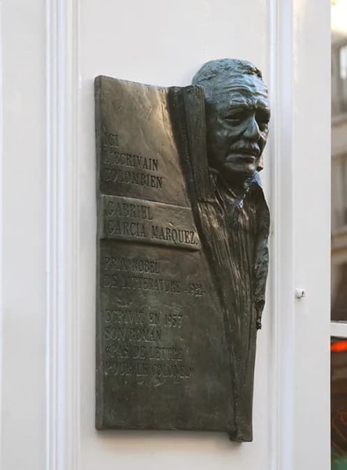 Gabriel García Márquez - Commemorative plaque for Gabriel García Márquez - Sculptor : Milthon - Entrance of the Hôtel des 3 Collèges - Paris