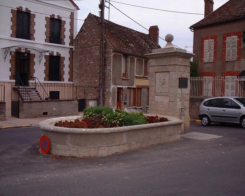 Albert Camus - Camus Monument in Villeblevin France 17-august-2003.1.JPG
