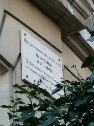 Albert Camus - Plaque commémorative sur l'immeuble où vécut de 1954 à 1978 René Char. (4 rue de Chanaleilles, Paris).