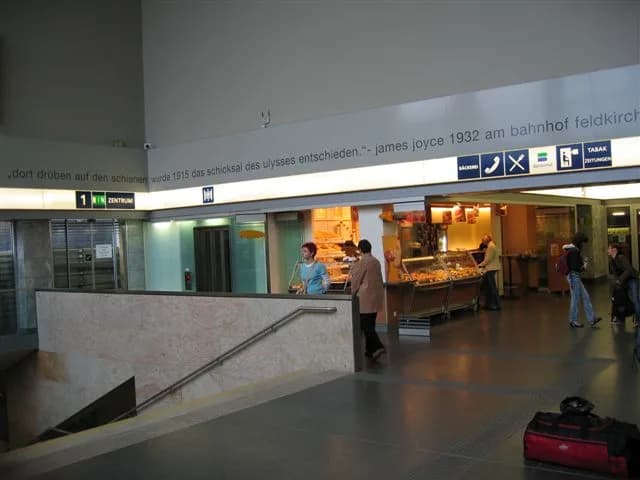 James Joyce - Im Rahmen des Umbaus des Bahnhofes Feldkirch haben die ÖBB die vom "Kulturkreis Feldkirch" am Bloomsday 1994 über den Fahrkartenschaltern montierte Gedenktafel im Jahr 2001 durch eine be