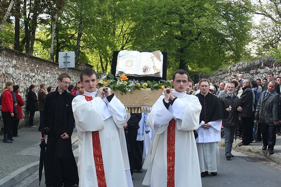 John Paul II - Tradycyjna Procesja ku czci św. Stanisława z Wawelu na Skałkę.
Diakoni niosący Relikwiarz zawierający krew Jana Pawła II