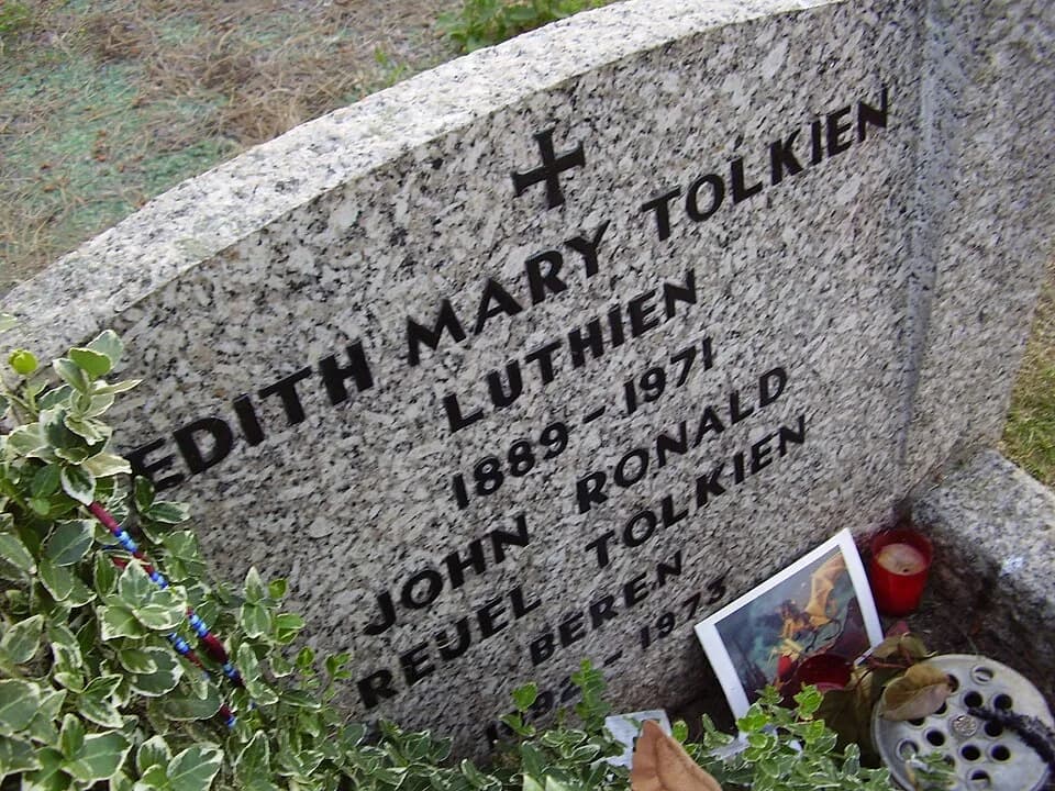 J. R. R. Tolkien - Túmulo de J.R.R. Tolkien e sua esposa Edith Brath. Repare nas inscrições Beren e Luthien na lápide.