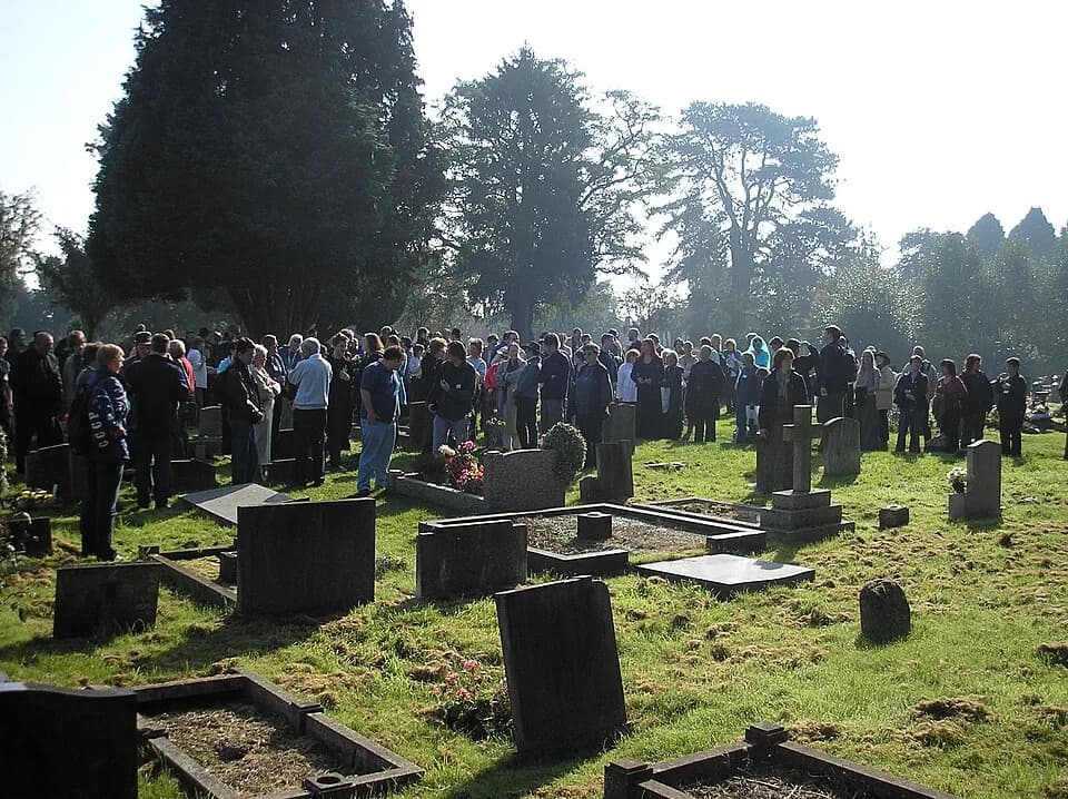 J. R. R. Tolkien - On Sunday after the Oxonmoot 2008 the fans gather to pay respect on the J.R.R. Tolkien's gravesite on Wolvercote Cemetery, in an annual ceremony called Enyalië.