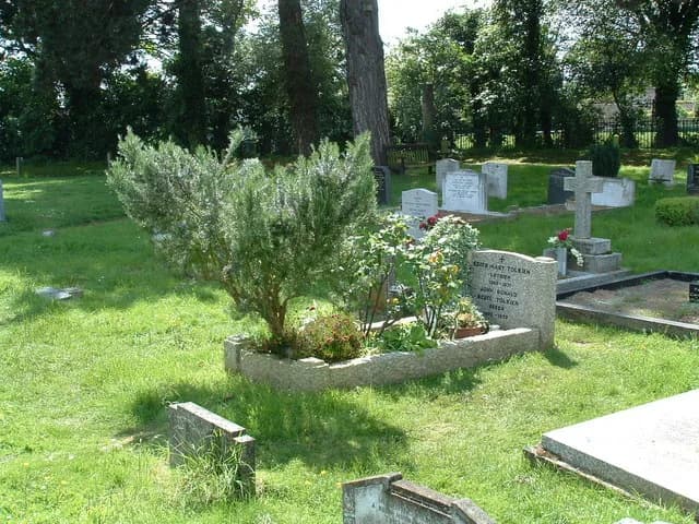 J. R. R. Tolkien - The grave of JRR Tolkien and his wife in Wolvercote Cemetery