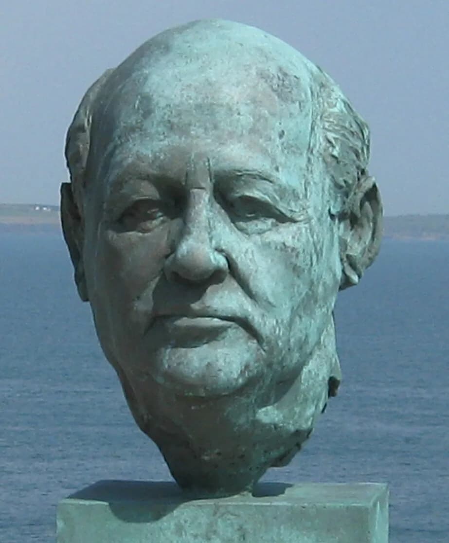 Mikhail Gorbachev - Michail S. Gorbatschows Bronzebüste von Serge Mangin auf dem deutschen Kreuzfahrtschiff Deutschland vor der Südküste Irlands