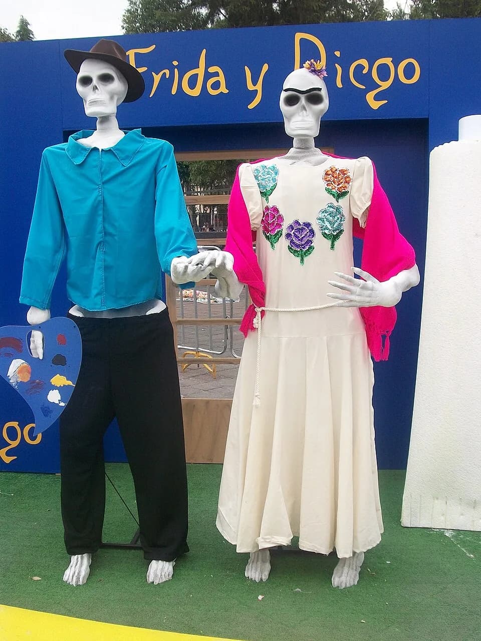 Frida Kahlo - This photo has been taken in the center of Iztapalapa in a exhibition of Day of dead. This two characters are a very famous art painters in the history of Mexico.