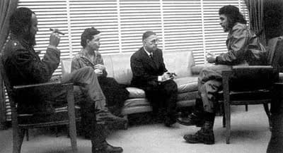 Jean-Paul Sartre - Ernesto Che Guevara reunido con Simone de Beauvoir y Jean Paul Sartre, en Cuba. 1960. 

Antonio Núñez Jiménez is at left.