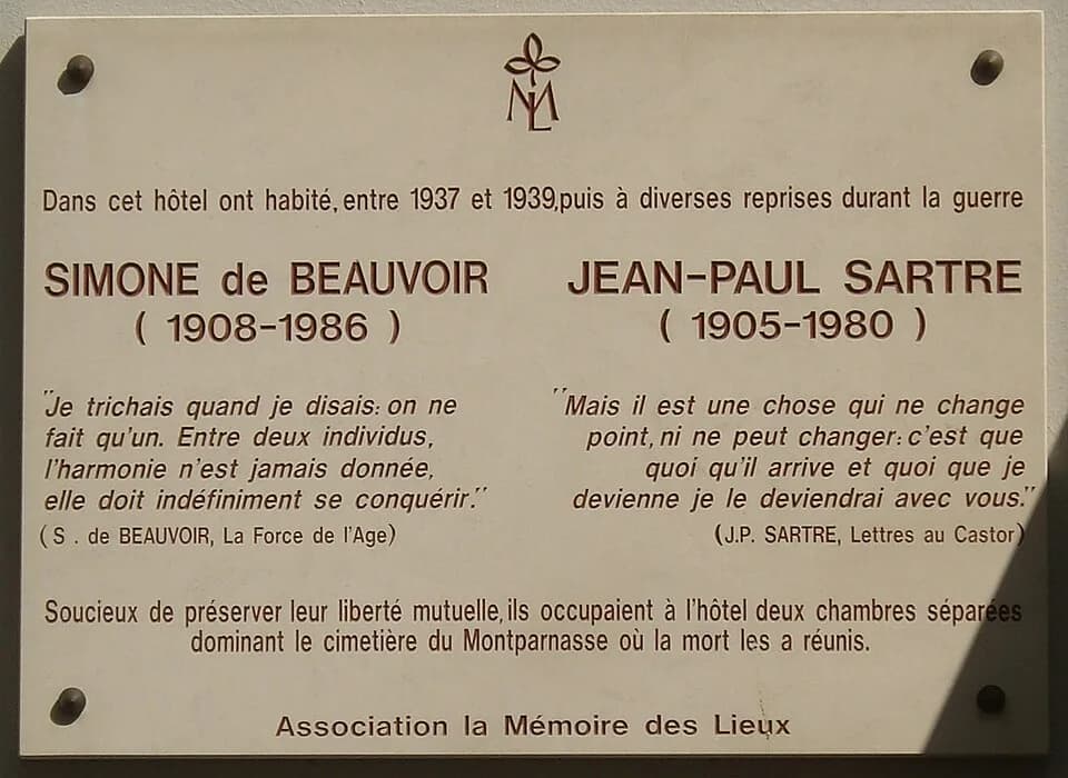Jean-Paul Sartre - Plaque commémorative sur la façade de l'hôtel Mistral, 24 rue Cels, Paris 14e. « Dans cet hôtel ont habité, entre 1937 et 1939, puis à diverses reprises durant la guerre, Simone de 