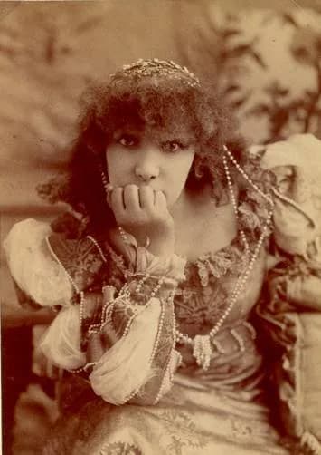 Sarah Bernhardt - French stage actress Sarah Bernhardt (1844-1923) 

In La Dame de Chalant.