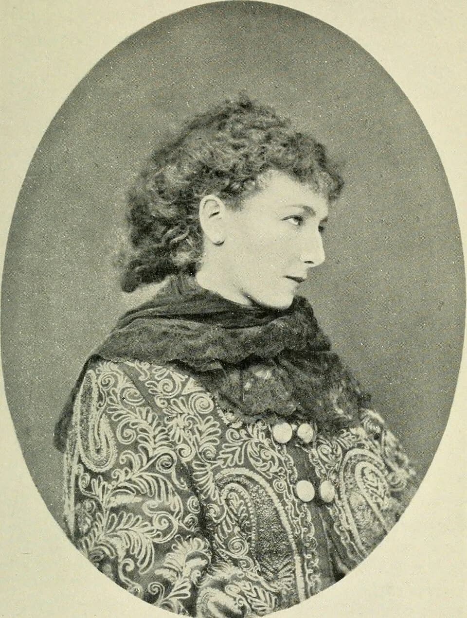 Sarah Bernhardt - In Le Drame de la Rue de la Paix. Photograph of Sarah Bernhardt by 

.mw-parser-output .commons-creator-table{background-color:#f0f0ff;box-sizing:border-box;font-size:95%;text-align: