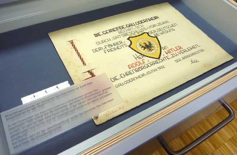 Adolf Hitler - Ehrenbürgerurkunde der Gemeinde Gau-Odernheim für Adolf Hitler, ausgestellt am 15. Mai 1932. Heute im Museum der Stadt Alzey.