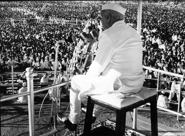 Jawaharlal Nehru - Jawaharlal Nehru addressing a gathering at Warangal