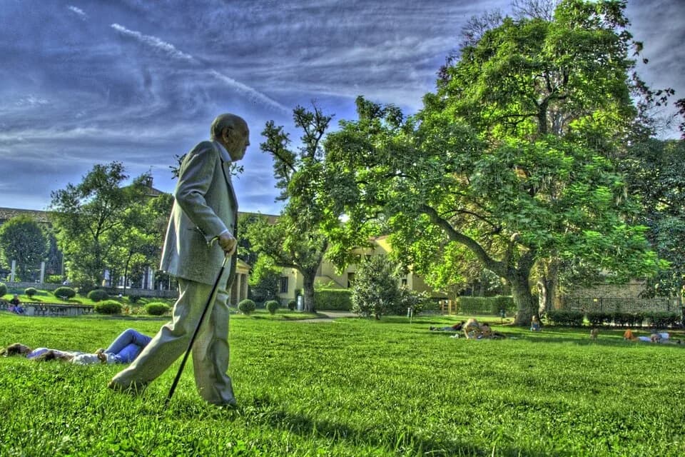 Jorge Luis Borges - Someone who looked a little bit like Jorge Luis Borges in the park.

Single shot HDR tonemapped with Qtpfsgui (Fattal operator, alpha 0.1, beta 0.892, saturation 1.3).