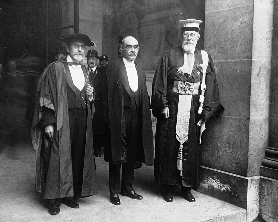 Rudyard Kipling - Réception à la Sorbonne de Rudyard Kipling et Frazer, écrivains anglais : de gauche à droite, Frazer, Kipling et Appell, recteur à la Sorbonne : photographie de presse