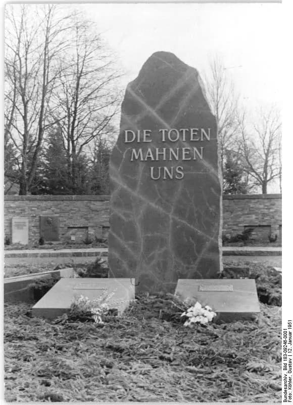 Rosa Luxemburg - For documentary purposes the German Federal Archive often retained the original image captions, which may be erroneous, biased, obsolete or politically extreme. Illus-Köhler Kno-Leu.
