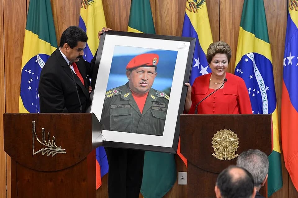 Hugo Chávez - A presidenta Dilma Rousseff recebe do presidente da Venezuela, Nicolás Maduro, um quadro do ex-presidente Hugo Chávez.