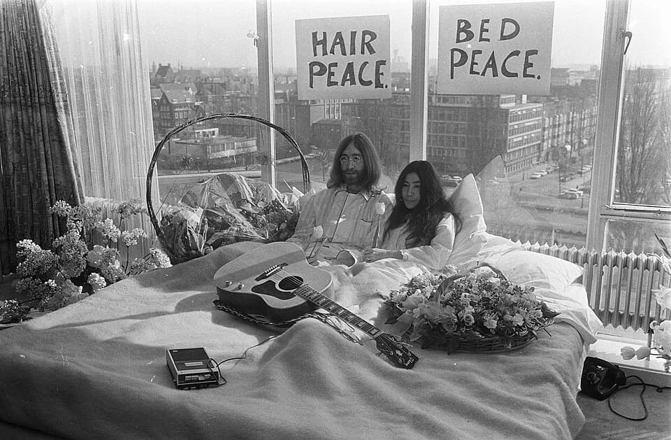 John Lennon - Collectie / Archief : Fotocollectie Anefo
Reportage / Serie : [ onbekend ]
Beschrijving : John Lennon en zijn echtgenote Yoko Ono op huwelijksreis in Amsterdam. John Lennon en Yoko Ono i